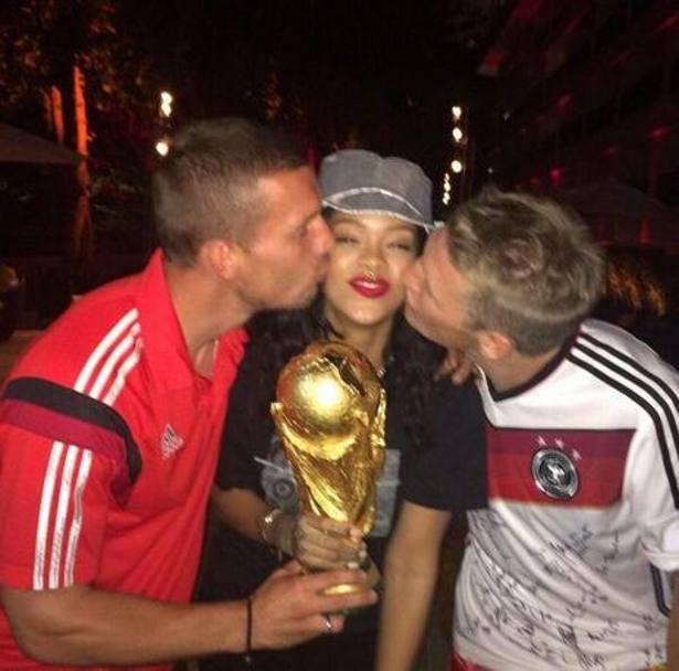 Al party dopo il match comincia la girandola di foto coi campioni tedeschi: qui Rihanna  in compagnia di Podolski e Schweinsteiger